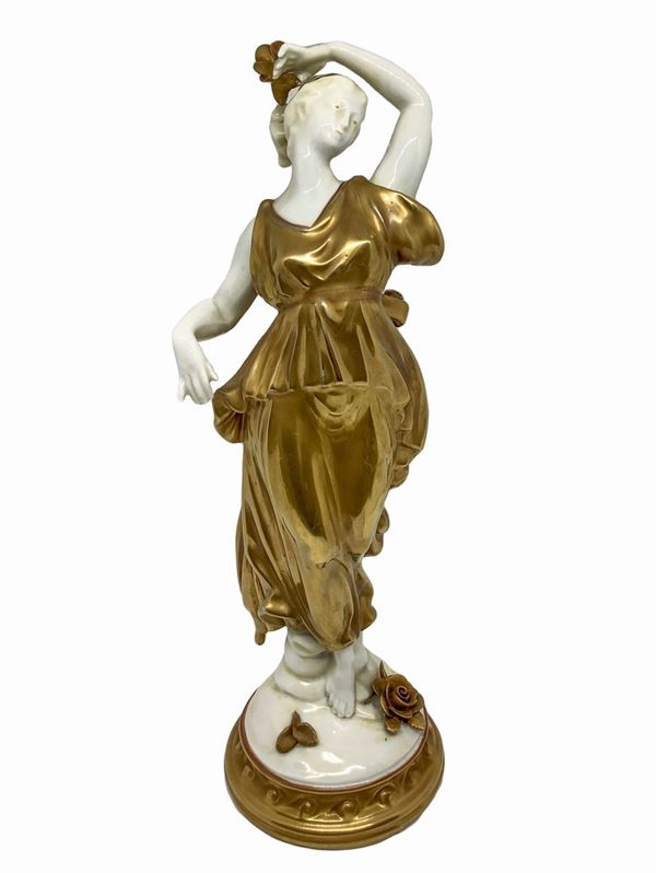 Capodimonte N 3 Statuine In Porcellana Bianca E Dorata Raffiugranti