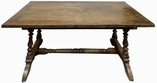 Tavolo fratino in legno di noce, quattro gambe a rocchetta con legacci orizzontali in ambo i lati, fine del XVII secolo. H Cm 78. Cm 218x90.
