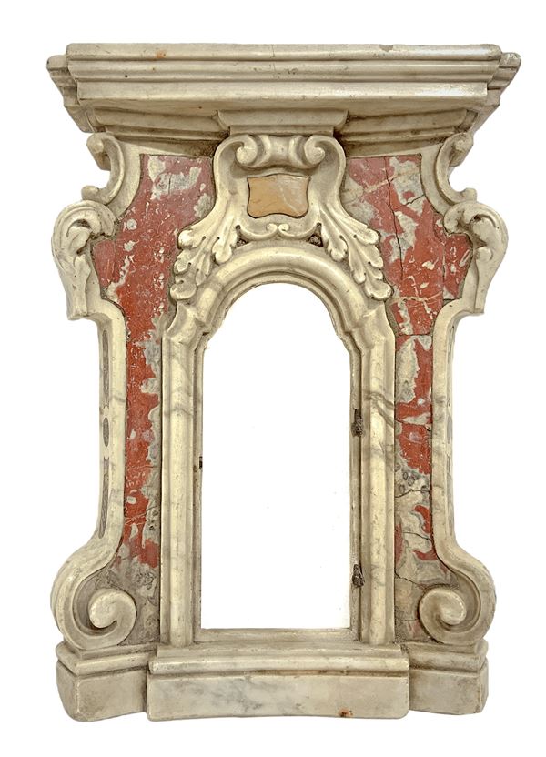 Front element of Aedicula in white marble, Sicilian jasper applied elements in red, Sicily, eighteenth century. H cm 59 cm base 40, bracket 10 cm depth.