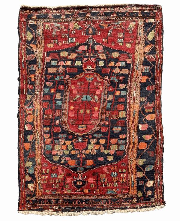 Carpet with polychrome decoration points, on black. 208x137 cm