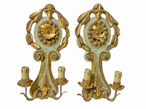 Pair of appliques in lacquered wood in the tones of green and golden, with two candles