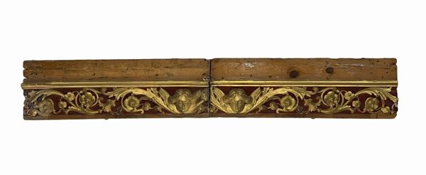 Frammento ligneo con decorazioni floreali.