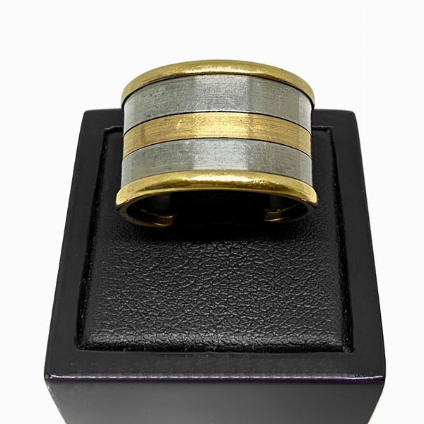 Wide band ring in red and white gold