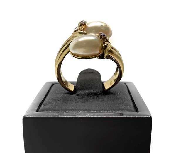 Gold and pearl ring