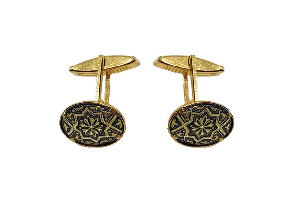 Chiselled red gold plated cuffs