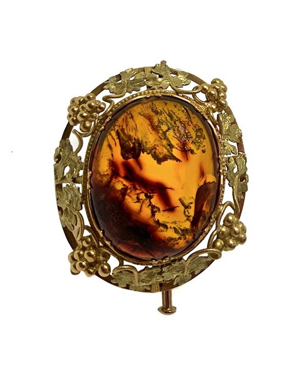 Brooch in gold and amber