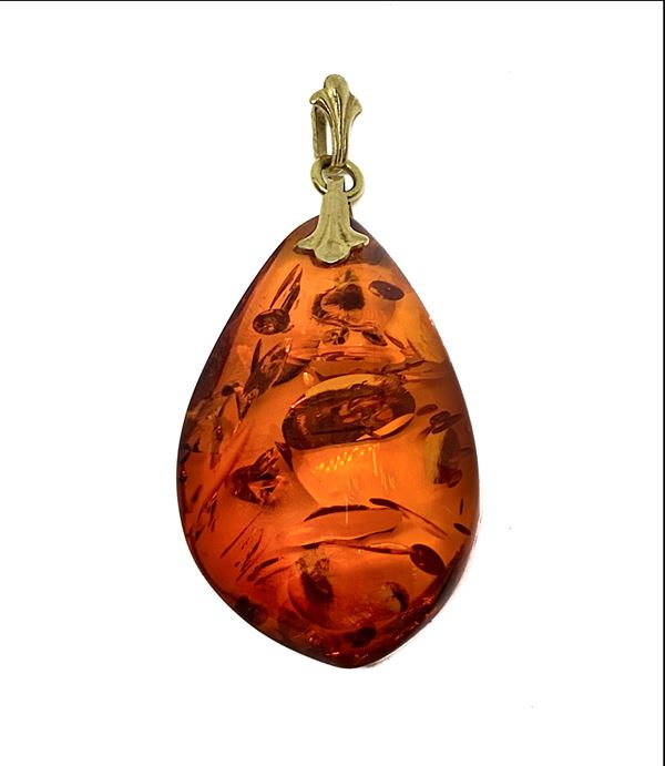 Pendentif in drop of amber
