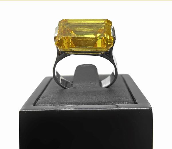 Ring in white gold and stone