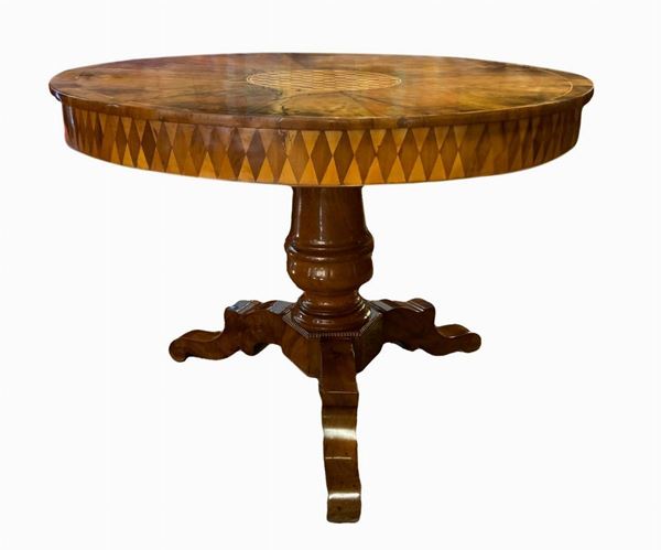 Elegante tavolo da centro rotondo con intarsi al piano e nella balza di sottopiano, manifattura siciliana, metà del XIX secolo. 