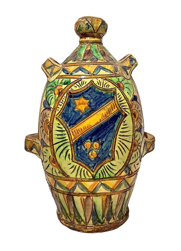 Bottiglia in ceramica policroma, con stemma araldico, Faenza