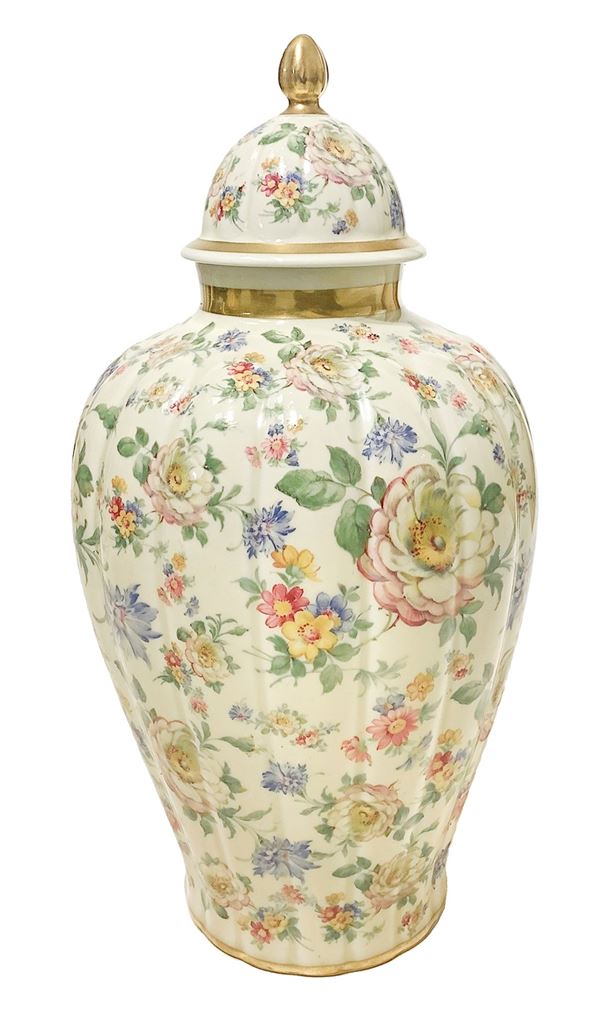 Thomas Bavaria Germany - Porcelain Pours Thomas Ivory Bavaria Germany, with floral decorations and golden details