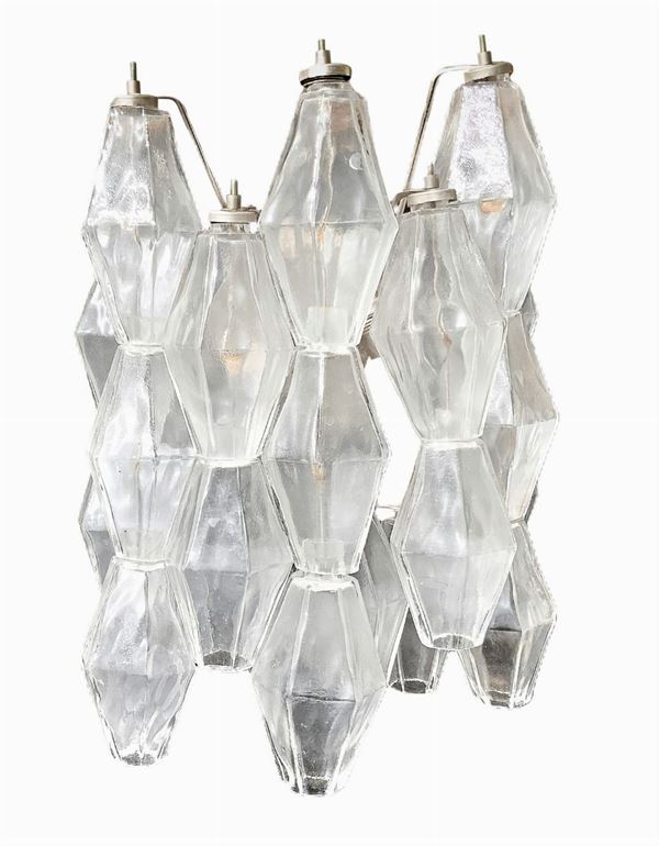 Produzione Muranese, nello stile di Carlo Scarpa N. 3 applique con struttura in metallo laccato, una in bianco, una cromata ed elementi in vetro trasparente. Anni ’70. H cm 40 x28