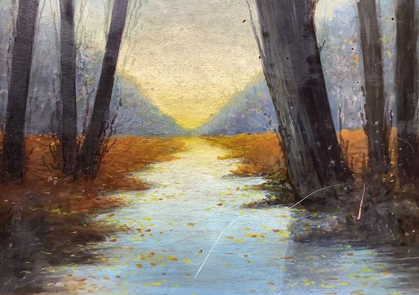 Fiume con alberi al tramonto.