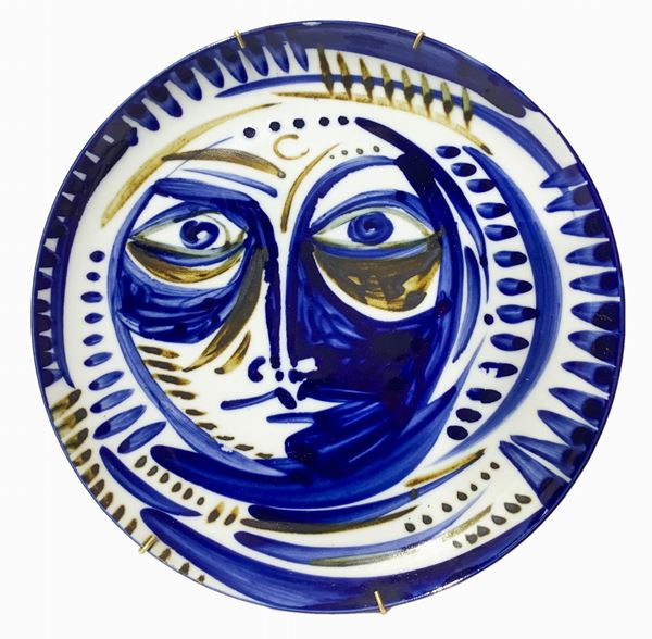 Piatto da muro in porcellana raffigurante volto nei toni del blu