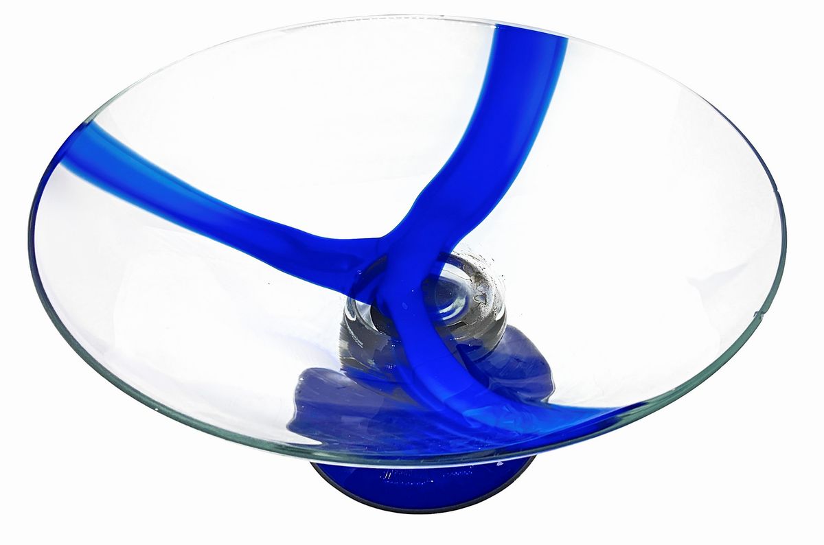 Grande alzata in vetro con base blu e coppa trasparente con inclusione di fasce blu.
