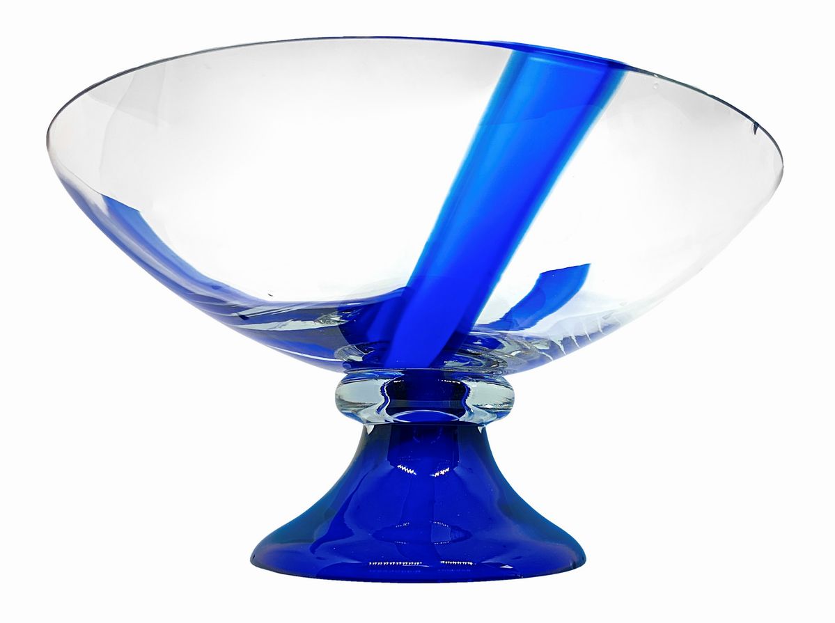 Grande alzata in vetro con base blu e coppa trasparente con inclusione di fasce blu.