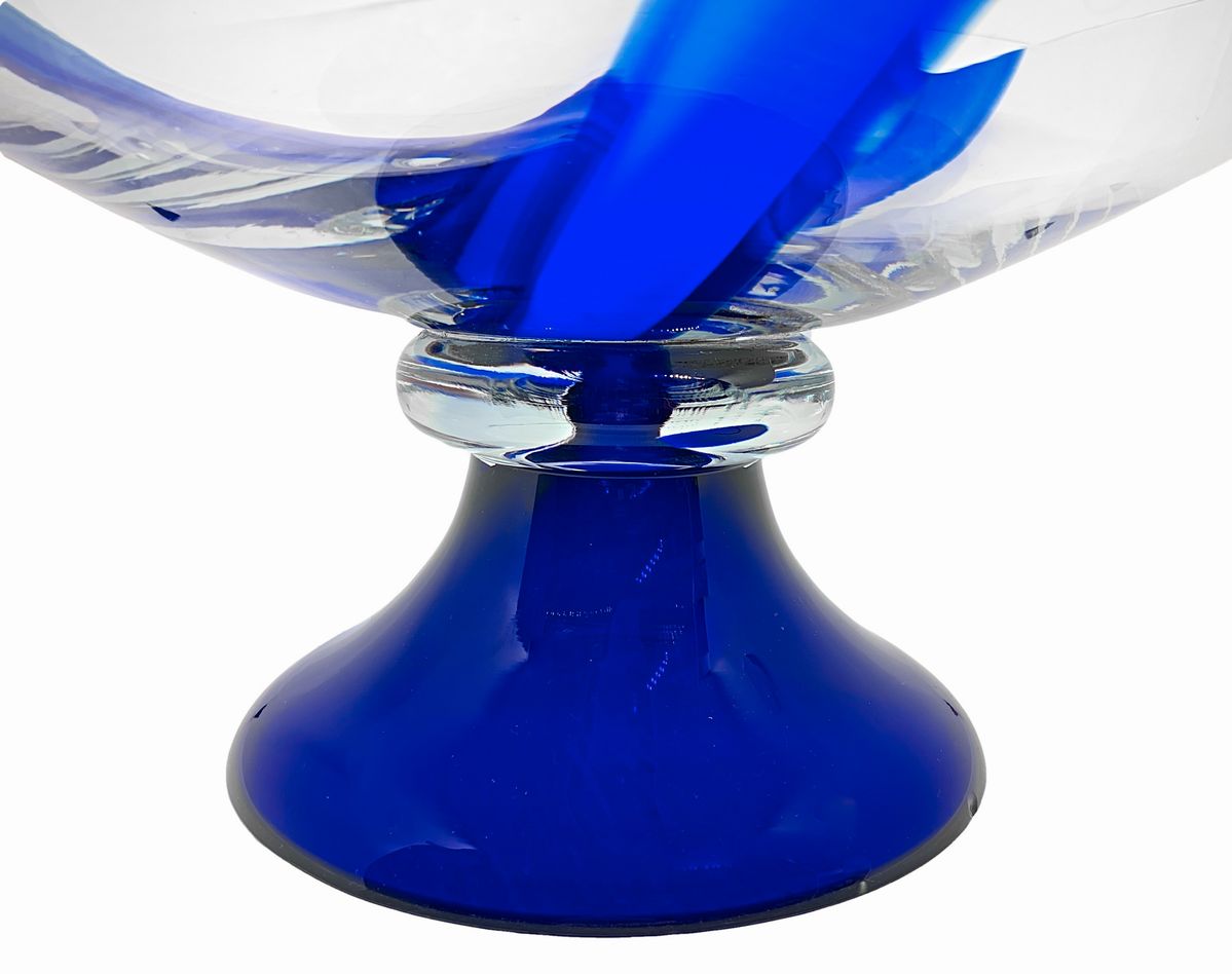 Grande alzata in vetro con base blu e coppa trasparente con inclusione di fasce blu.