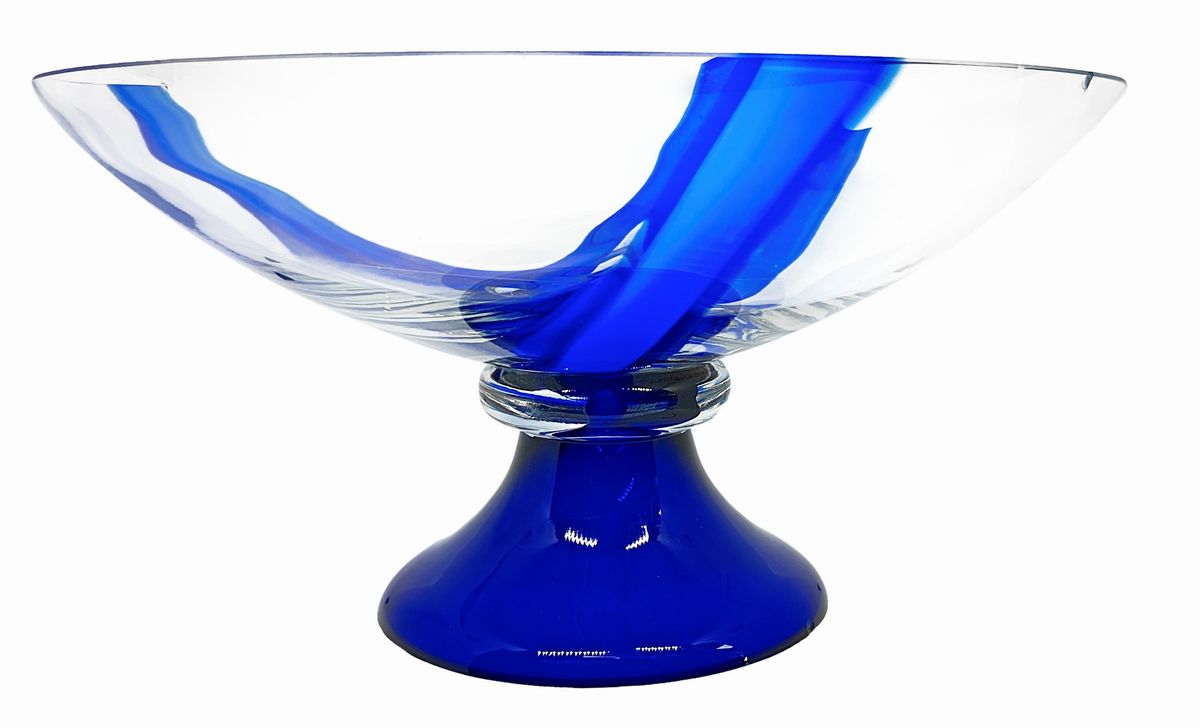 Grande alzata in vetro con base blu e coppa trasparente con inclusione di fasce blu.