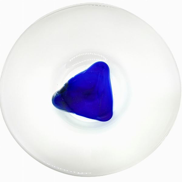 Piccolo centrotavola in vetro satinato con decoro triangolare al centro nei toni del blu