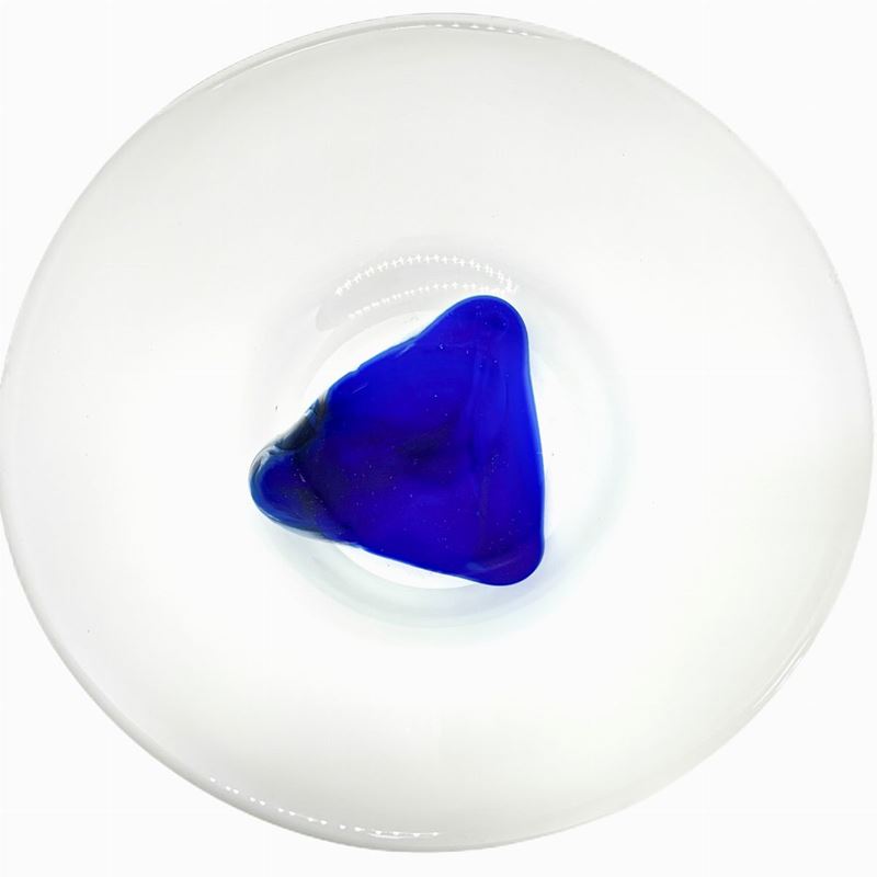 Piccolo Centrotavola in Vetro Satinato con Decoro Triangolare al Centro nei Toni del Blu