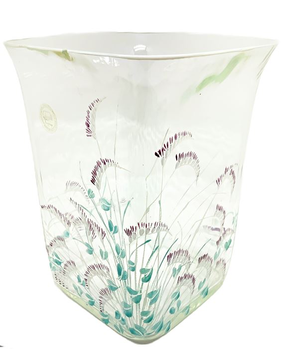 Vaso in vetro trasparente di forma rettangolare con decori floreali. Lieve estroflessione alla sommi