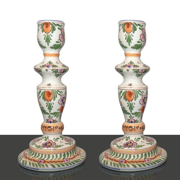 Delft Ceramics - Coppia candelabri con decori floreali, D.P. Delft, P.M. All.