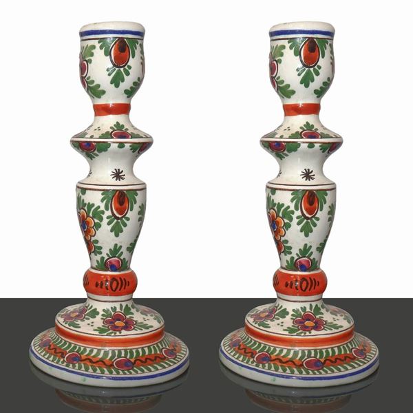 Coppia candelabri con decori floreali