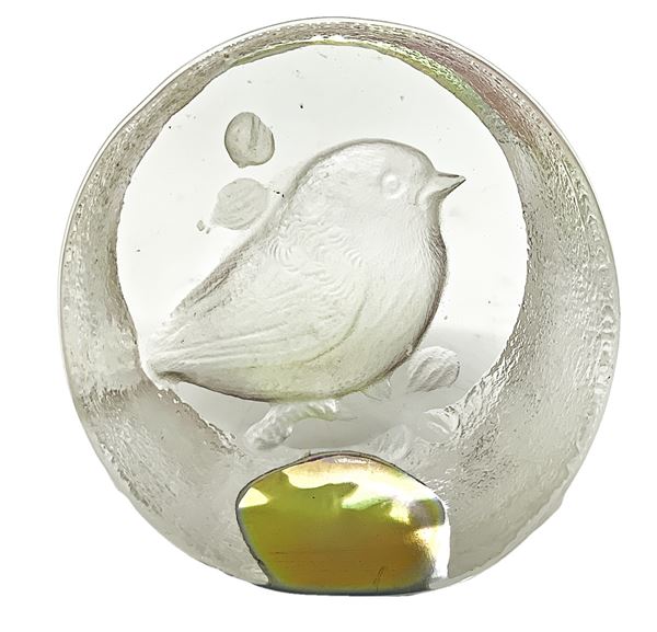 Paperweight depicting a nightingale.