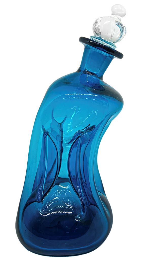 Bottiglia in vetro di gusto informale nei toni del blu con tappo in vetro, XX secolo.