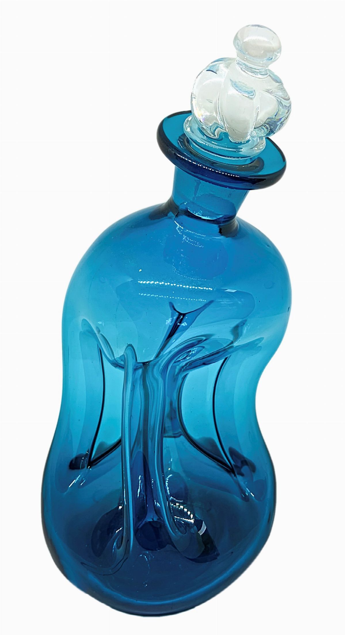 Bottiglia in vetro di gusto informale nei toni del blu con tappo in vetro, XX secolo.