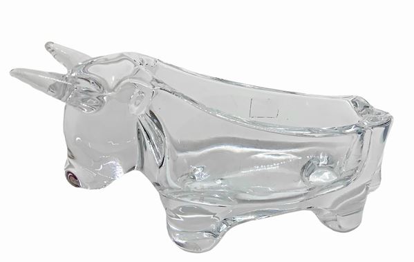 Posacenere in cristallo raffigurante toro stilizzato.
