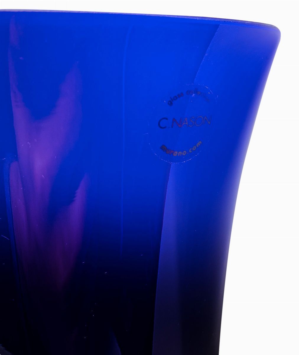 Vaso di forma cilindrica in vetro sommerso e incamiciato nei toni del blu