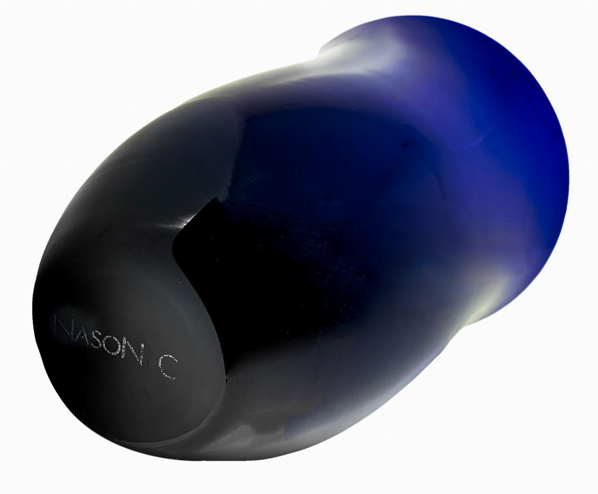 Vaso di forma cilindrica in vetro sommerso e incamiciato nei toni del blu