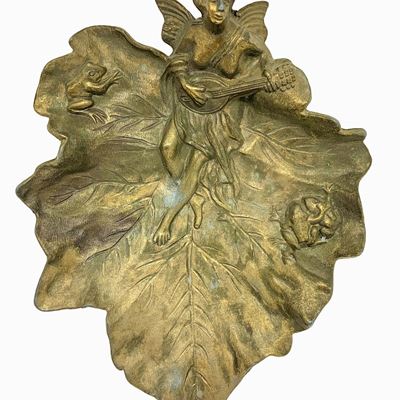 Svuotatasche in zama dorata, foglia con figura femminile che suona, XX secolo