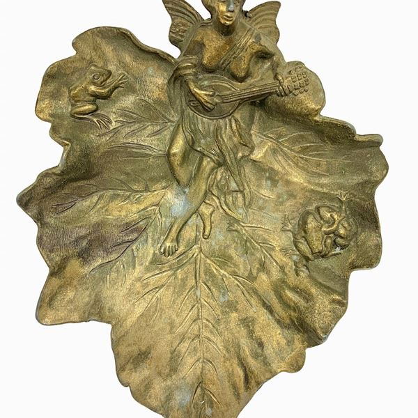 Svuotatasche in zama dorata raffigurante foglia con donna che suona