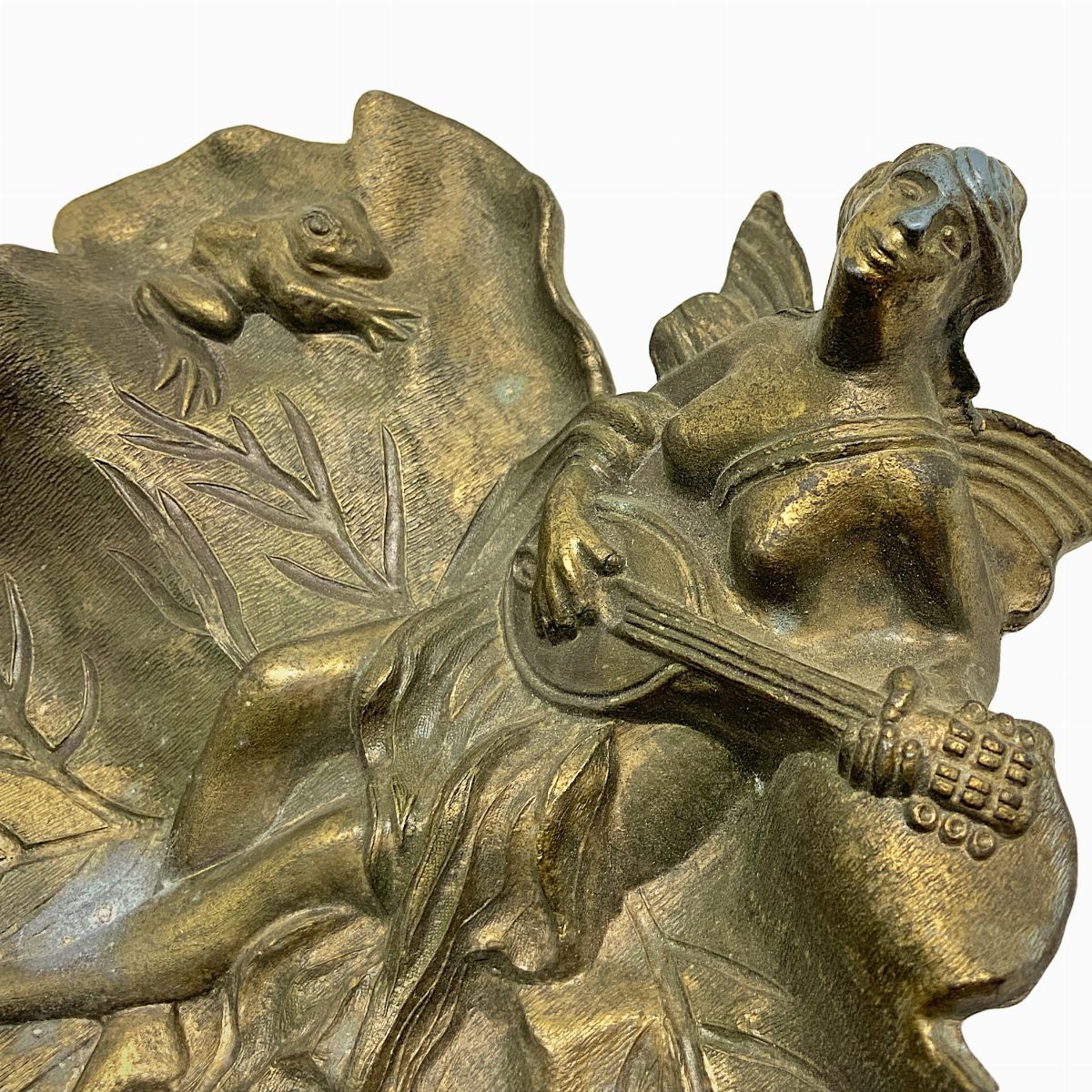Svuotatasche in zama dorata, foglia con figura femminile che suona, XX secolo
