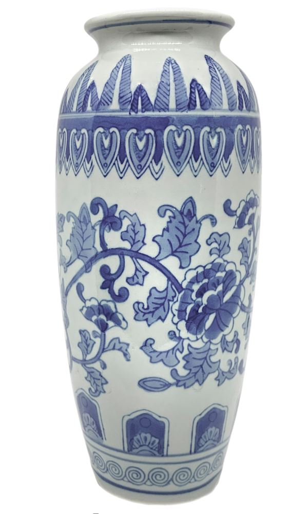 Vaso cinese nei toni del bianco con decorazioni floreali blu, XX secolo. Orchidea, hand printing