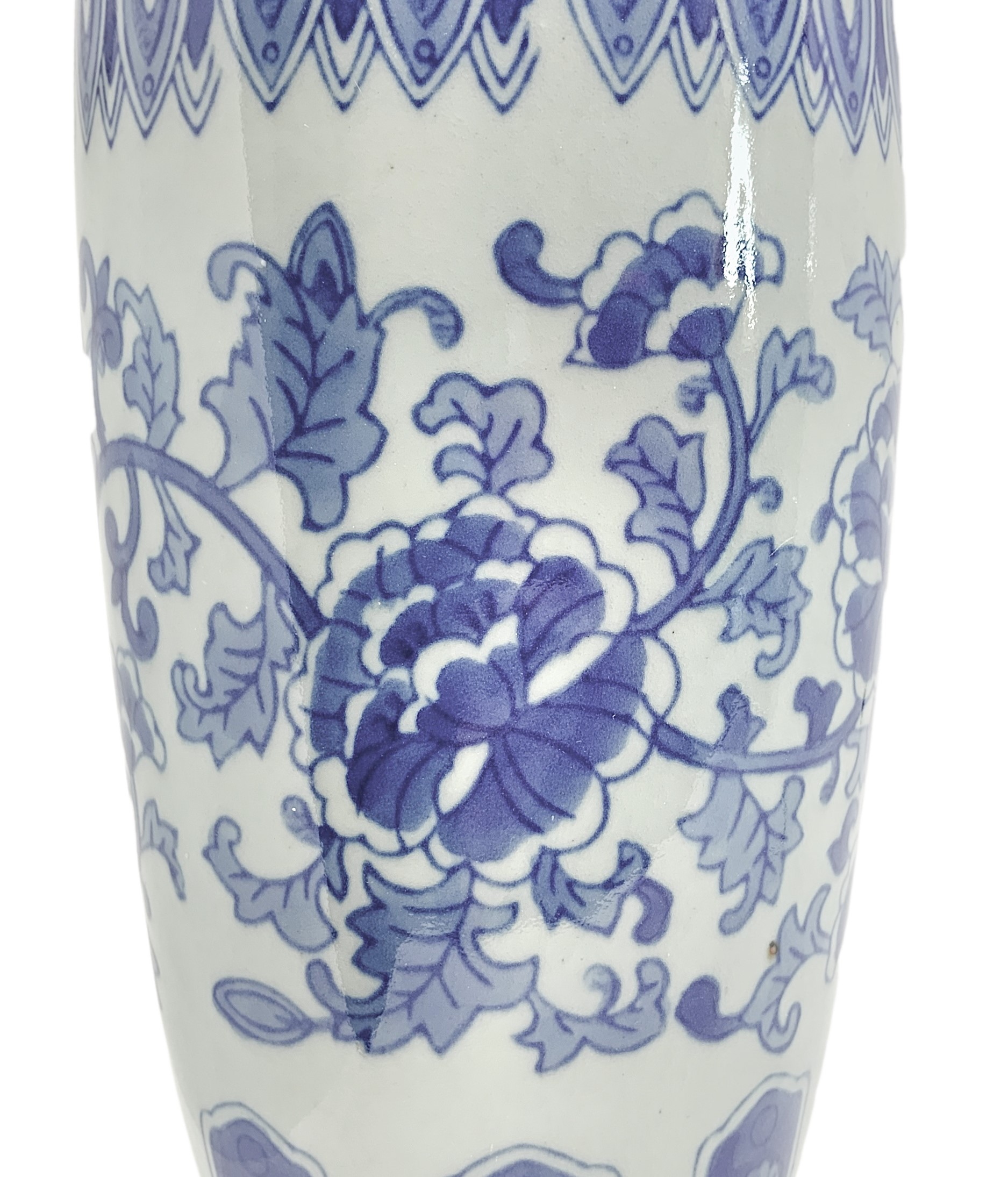 Vaso cinese nei toni del bianco con decorazioni floreali blu,