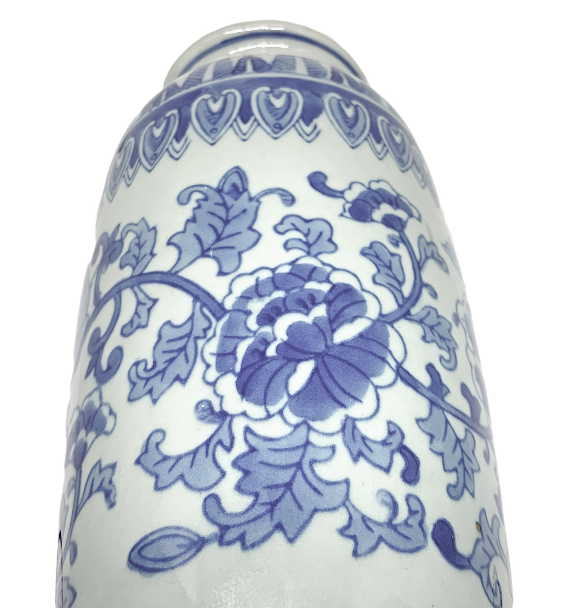 Vaso cinese nei toni del bianco con decorazioni floreali blu,