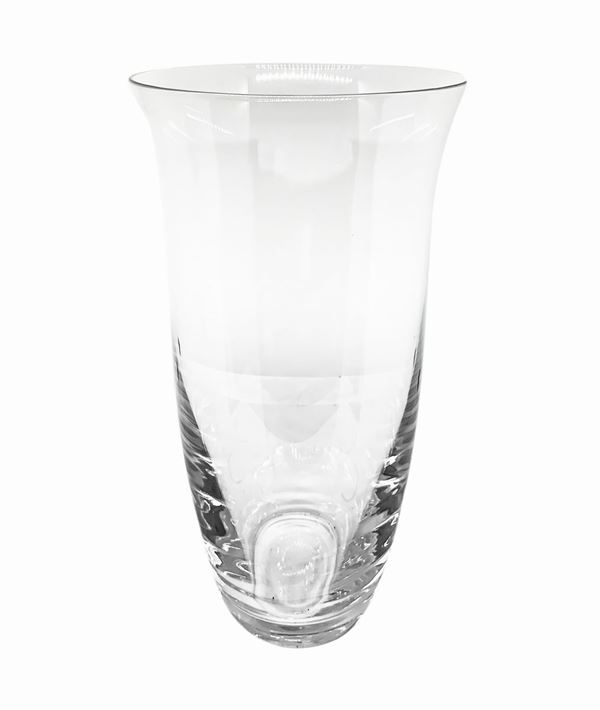 Vaso in cristallo di forma ogivale con bordo molato.