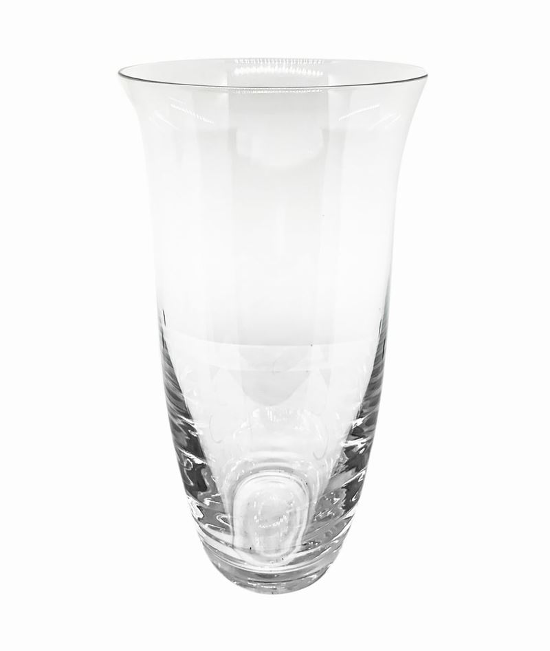 Vaso in cristallo di forma ogivale con bordo molato.