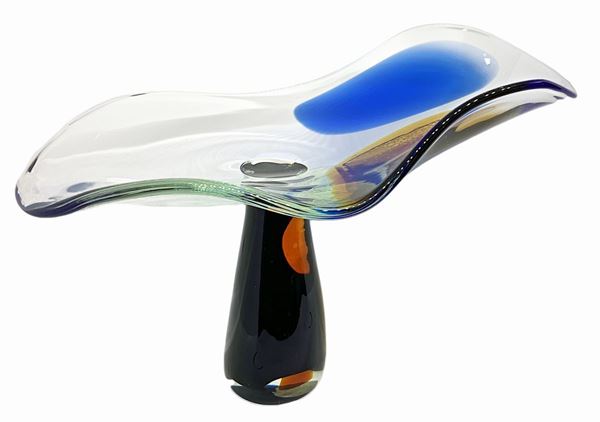 Glass stand with wavy edge and central decoration in shades of blue and brown