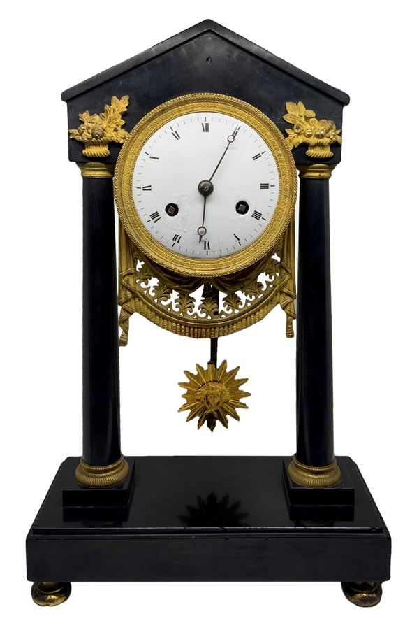 Orologio a pendolo da tavolo, Impero, primi XIX secolo. In marmo nero belga, con pendolo a filo.