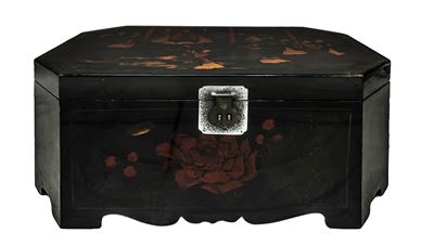 Antico Baule Cinese da Viaggio in Legno Laccato Dipinto a Mano sul Fronte con Decori Floreali