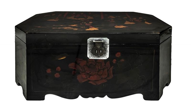 Baule cinese da viaggio, legno laccato dipinto a mano con decori floreali