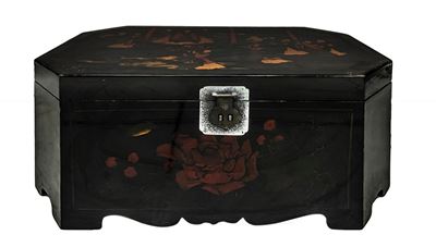 Antico Baule Cinese da Viaggio in Legno Laccato Dipinto a Mano sul Fronte con Decori Floreali