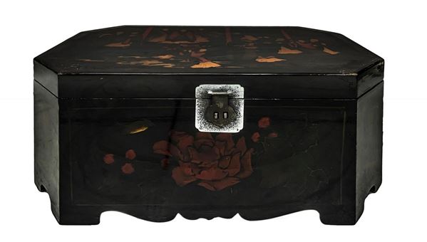 Antico baule cinese da viaggio in legno laccato dipinto a mano sul fronte con decori floreali