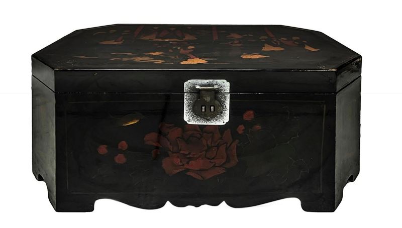 Antico Baule Cinese da Viaggio in Legno Laccato Dipinto a Mano sul Fronte con Decori Floreali
