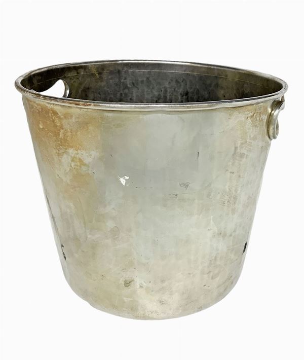 Jobart, Oval ice bucket in silver metal.