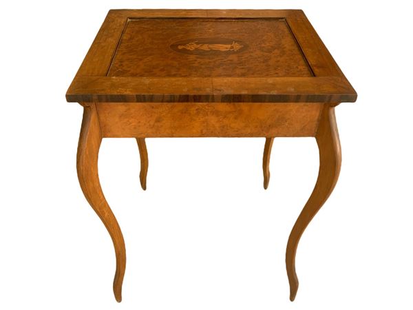 Piccolo tavolo da lavoro rettangolare con intarsio neoclassico al piano